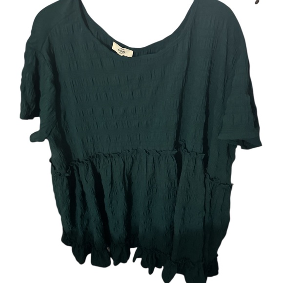 entro Tops - NWT Entro green Ruffled Relaxed Blouse one x 100% polyester runs big pit 29